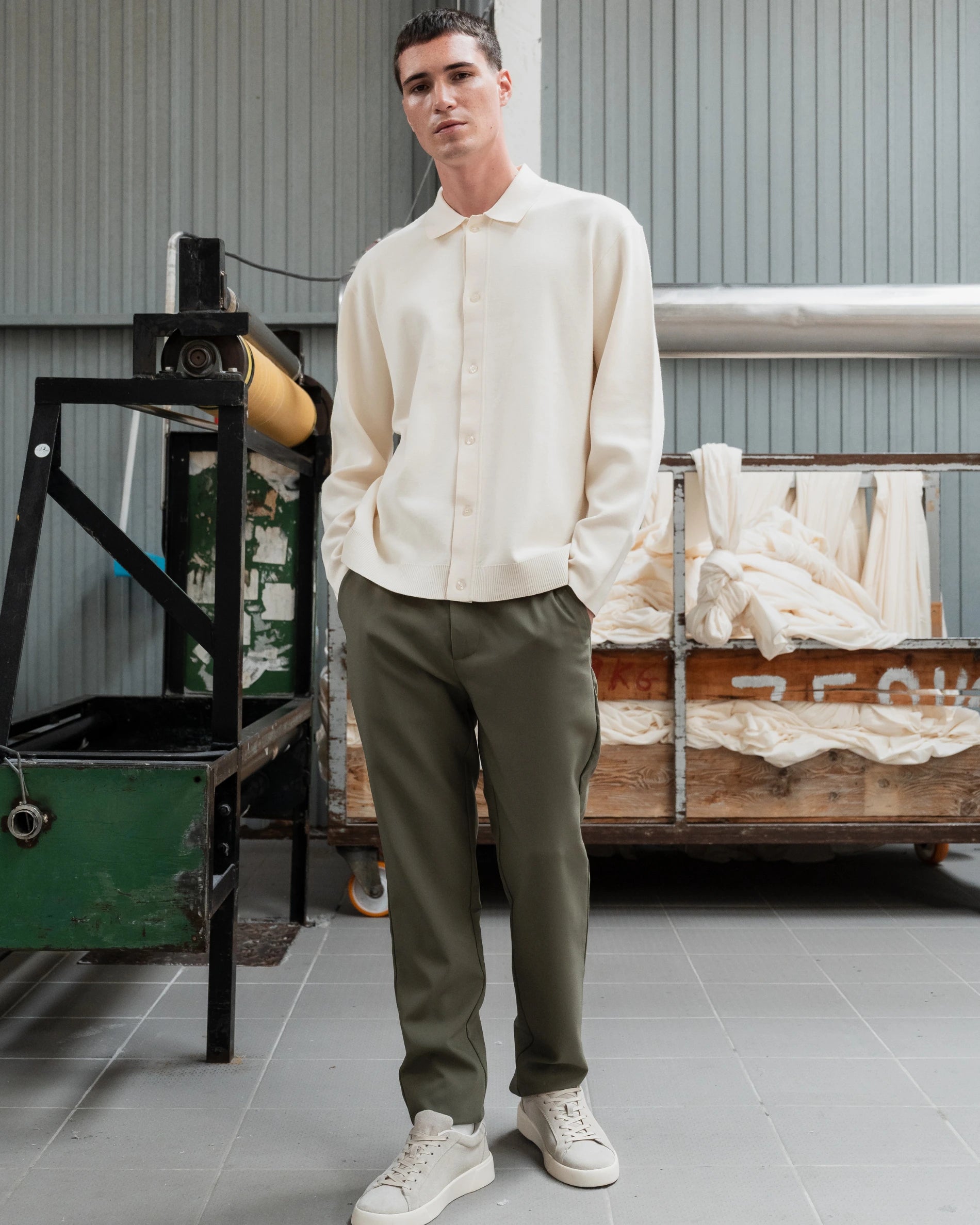 パンツ LUXURY MATERIAL SLIM CLASSIC TROUSERS 3 Olive Classic Trousers – Wrinkle Resistant | LABFRESH