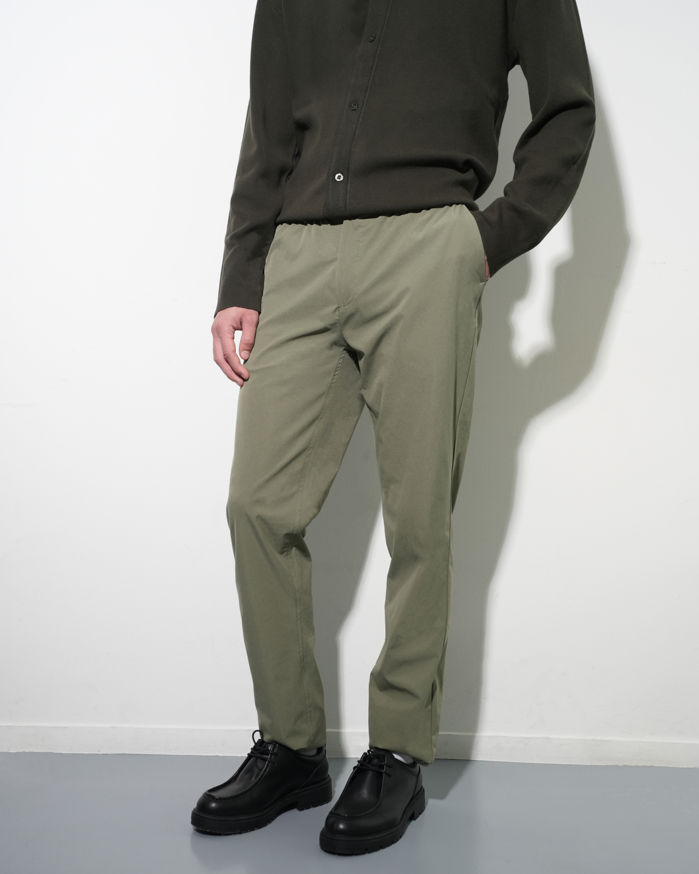 Light-weight pants olive